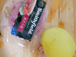 1、培根土豆饭（电饭锅版）,准备食材，土豆，火腿，蒜。火腿换成培根也可以，也可以加胡萝卜，根据个人口味都能变化。