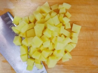 2、培根土豆饭（电饭锅版）,土豆切小块。