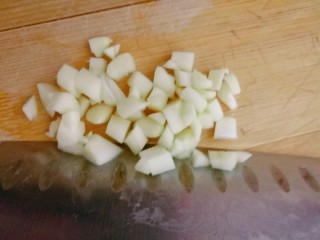 3、培根土豆饭（电饭锅版）,蒜切丁。