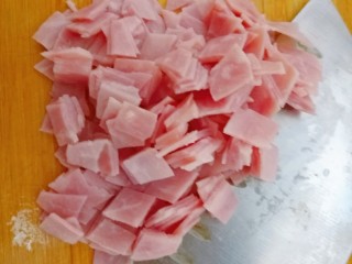 4、培根土豆饭（电饭锅版）,火腿切小片。如果是那种圆火腿，切小块。