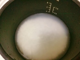 5、培根土豆饭（电饭锅版）,准备电饭锅，按照一人量准备米，洗好。