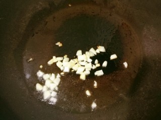 6、培根土豆饭（电饭锅版）,热锅凉油，下蒜。