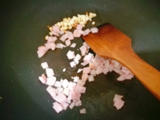 7、培根土豆饭（电饭锅版）,加火腿片翻炒。