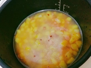 9、培根土豆饭（电饭锅版）,把超好的菜倒入电饭锅。