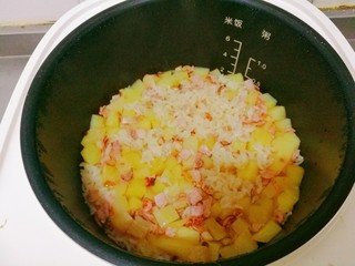 10、培根土豆饭（电饭锅版）,按平常蒸米饭的键。电饭锅自动提示好了，揭开盖。