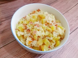 11、培根土豆饭（电饭锅版）,盛出，香喷喷的培根土豆饭就做好了。
