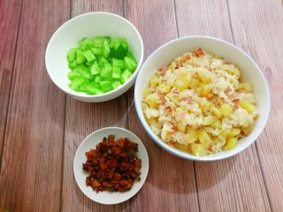 12、培根土豆饭（电饭锅版）,今天的晚餐，来两个小菜，味道不错。一个人的晚餐，也很棒。