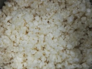 1、蒜蓉烤生蚝,大蒜切沫用水投一下攥去水分，本人患懒癌多年，医治无效所以就省去这个步骤。