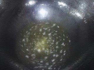 2、蒜蓉烤生蚝,锅中加色拉油烧热