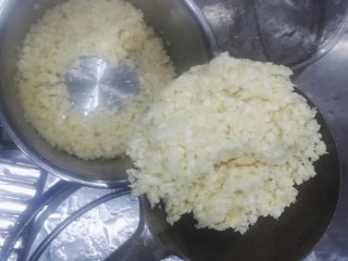 3、蒜蓉烤生蚝,取大概三分之二的蒜末下油锅炸制。