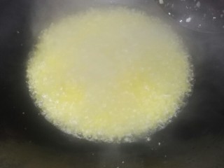 4、蒜蓉烤生蚝,炸蒜蓉时要不断用铲子推动，否则没有用水投过的蒜末很容易粘锅。