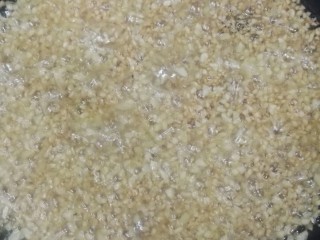 5、蒜蓉烤生蚝,炸到蒜末泛黄漂起就调小火。