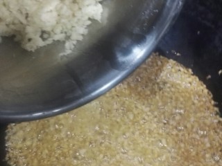 6、蒜蓉烤生蚝,倒入剩余的蒜末，搅拌。