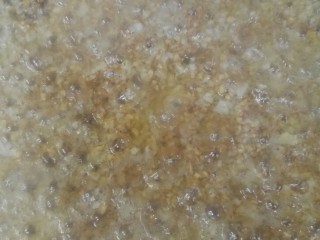 7、蒜蓉烤生蚝,注意此时油温很热，倒入生蒜末时注意升起的水蒸气，很容易烫伤。