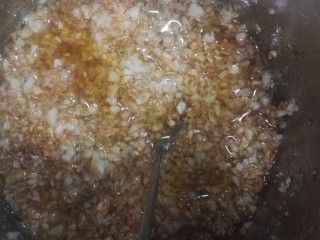 8、蒜蓉烤生蚝,从锅中倒出。