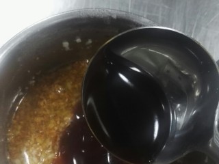 10、蒜蓉烤生蚝,适量的耗油，和少量的海鲜酱油搅拌均匀。