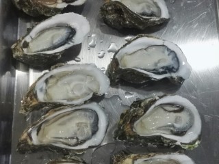 11、蒜蓉烤生蚝,生蚝撬开洗净，壳一定要留有凹陷的那一半。