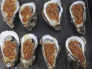 12、蒜蓉烤生蚝,淋上调好的蒜蓉入烤箱200度大概十分钟以内就会好的。
