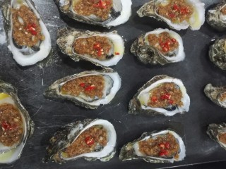 13、蒜蓉烤生蚝,烤好的生蚝上可以放点泰椒，不仅看起来好看还刺激食欲，如果不吃辣就算了。