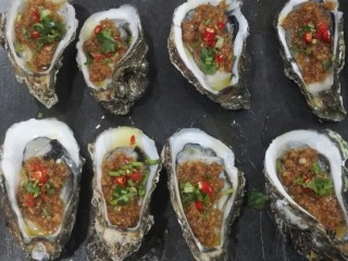 14、蒜蓉烤生蚝,再吊坠点香菜末就好了。