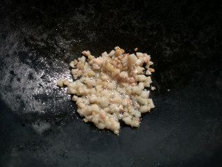 1、霉干菜饼,2. 锅烧热,肉下锅煸出油。