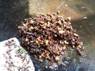 2、霉干菜饼,油煸出后,肥肉粒也变得金黄,放入梅干菜炒匀,加2勺黄酒,1勺白糖,少许鸡精,盐(梅干菜本身就咸,盐不要加多了)