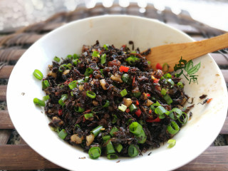 3、霉干菜饼, 炒好后盛出,拌入剁椒,香葱,一边放凉。