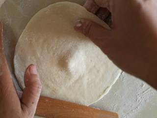 5、霉干菜饼, 揪小剂子,擀成边上薄中间稍厚。