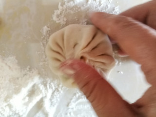 7、霉干菜饼,口捏紧,压扁。