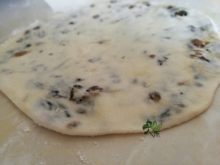 8、霉干菜饼,用擀面杖把饼擀薄,可以看到梅干菜和油渣露出来,压重了有时还会把油渣挤的流油。