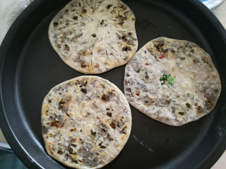 11、霉干菜饼,两面烤到发黄,香气扑鼻即可。