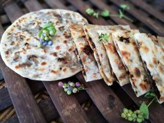 12、霉干菜饼,完成。饼特别薄的地方是脆的,稍微厚点的地方是软韧的,咬到油渣的时候特别鲜美。