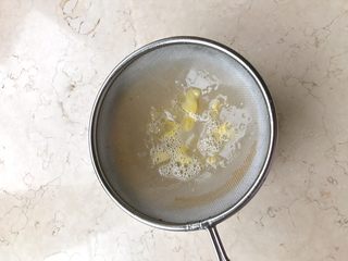 4、幸福满满厚蛋烧（宝宝辅食）,将纯蛋液过滤，过滤出的蛋白等倒入加有馅料的鸡蛋液中。过滤到鸡蛋里不容易打散的蛋白等，是为了让外面的蛋皮光洁。如果不是外貌协会，这步可以省略。