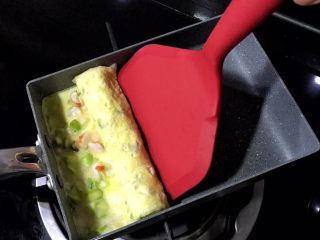 9、幸福满满厚蛋烧（宝宝辅食）,等凝固3/5，表面快凝固的时候开始卷，卷的时候尽量一开始就卷紧一些，让没凝固的蛋液成为粘合剂，这样出来的厚蛋烧就不会有很多空洞。