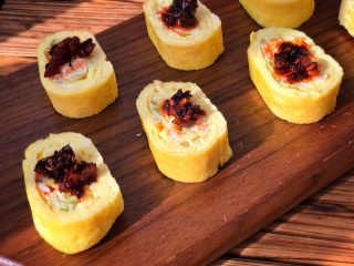 12、幸福满满厚蛋烧（宝宝辅食）,接下来这就好了，可以切开看摆盘了。孩子吃我是不加盐的，孩子吃不掉的，我们可以沾番茄酱，但我更爱老干妈。