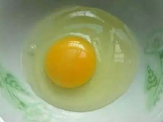2、鸡蛋煎饭,打一个鸡蛋放入碗中