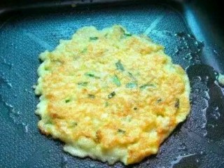 4、鸡蛋煎饭,平底锅放入少许油小火煎到金黄色即可出锅