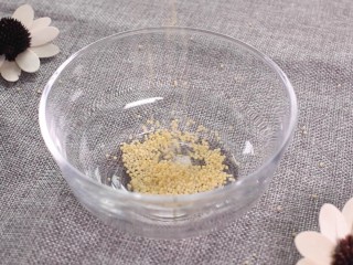 2、滋阴补血海参粥,将小米洗净,加入半勺橄榄油。