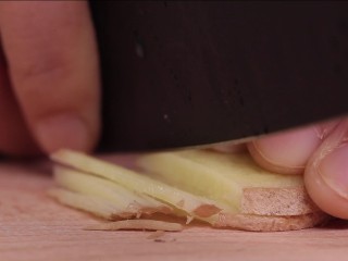 4、滋阴补血海参粥,姜切丝