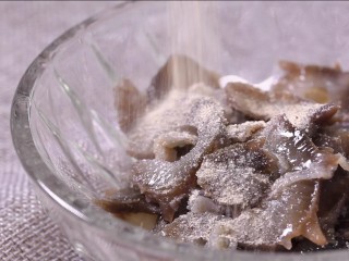 6、滋阴补血海参粥,在海参中加入胡椒粉