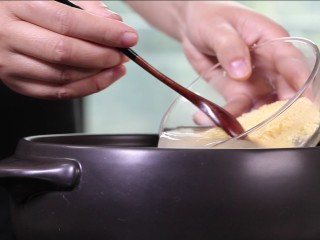 8、滋阴补血海参粥,将小米倒入锅中,大火煮沸,改小火煮二十分钟。