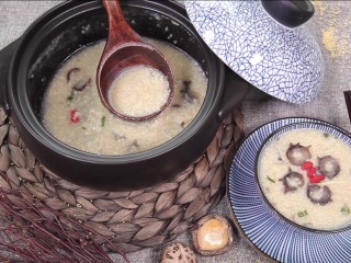 11、滋阴补血海参粥,撒上葱花、枸杞,关火,美美的一大锅哦。