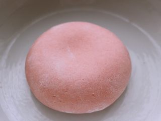 1、花样豆沙馒头,面粉中加入红曲米混合均匀和、用温水泡开酵母后和成面团进行醒发