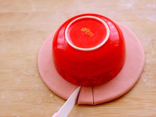 5、花样豆沙馒头,取一个碗放在面皮中间、这样做出来的花瓣是均匀漂亮滴