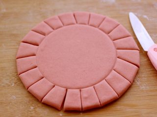 6、花样豆沙馒头,用奈瓷刀在面皮上切成大小一致的花柱