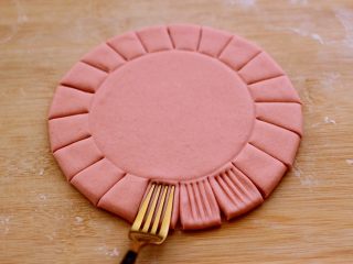 7、花样豆沙馒头,然后用叉子在切好的花柱上死劲压一下