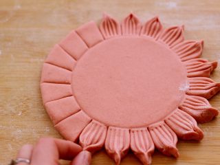 8、花样豆沙馒头,用大拇指和食指把压过的花柱捏在一起即可