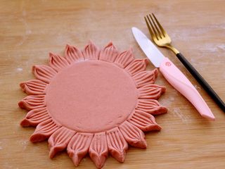 9、花样豆沙馒头,一个花样底盘就做好了