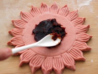 11、花样豆沙馒头,用勺子挖出豆沙、均匀涂抹在做好的面皮上