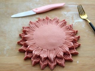 12、花样豆沙馒头,面皮周围抹上少许清水、把另一个面皮压在上面、轻轻按压一下即可